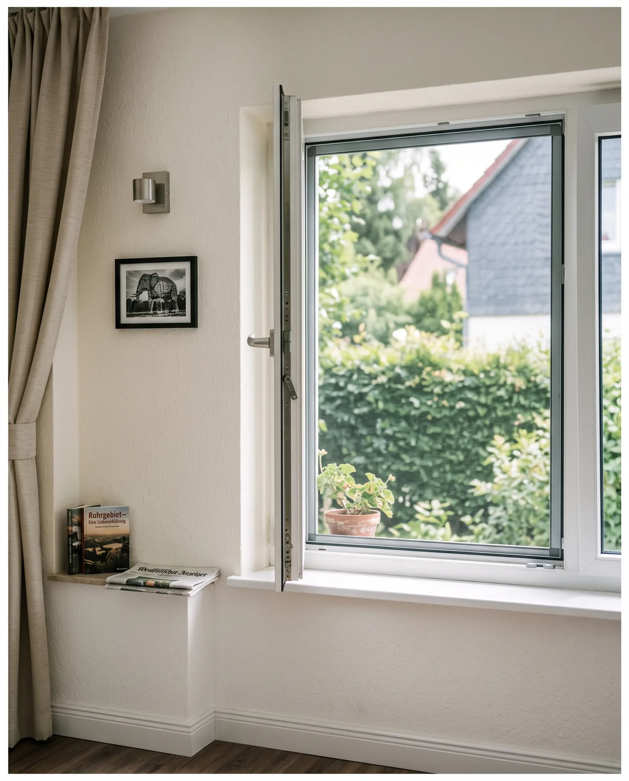 Neues Kunststofffenster im Wohnzimmer mit Blick in den Garten