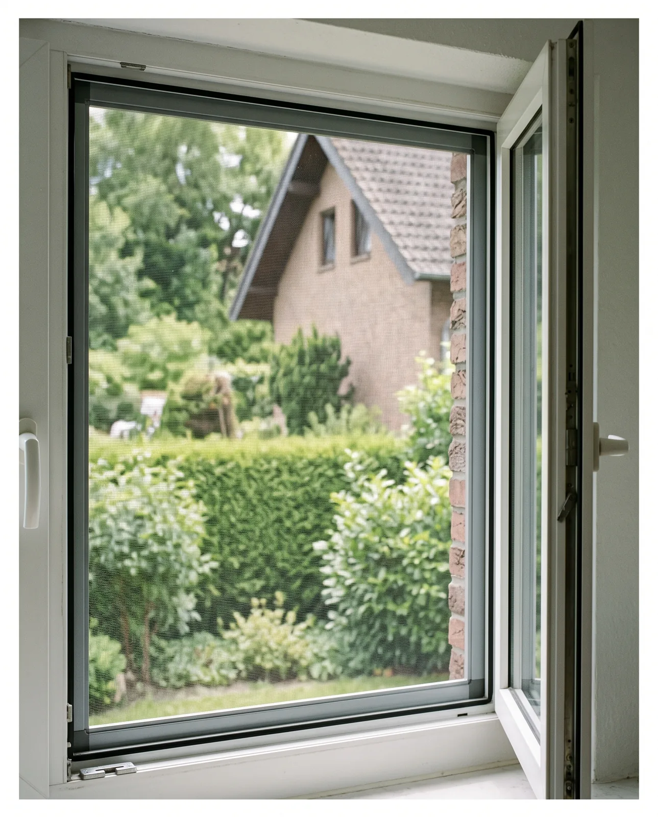 Insektenschutz-Spannrahmen im geöffneten Fenster