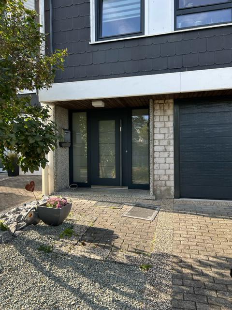 Haustür in Anthrazit mit Glas-Seitenteil