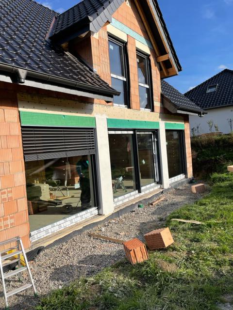 Neubau mit bodentiefen Fenstern und Raffstores